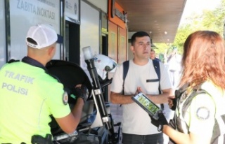 Scooterda biri çocuk 4 kişiyle ölüme meydan okuyan...