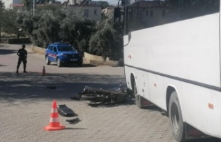 Şehir içi minibüs motosikletle çarpıştı:1 yaralı
