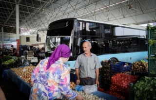 Semt pazarına park edilen plakasız halk otobüsü,...