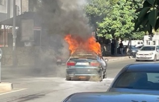 Seyir halindeki otomobil alev alev yandı