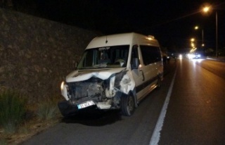 Tur minibüsü otomobille çarpıştı: 5’i İrlandalı...