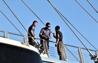 Üst geçitte intihar teşebbüsü polisin kollarında...