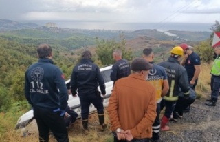 Alanya’da hafif ticari araç şarampole devrildi