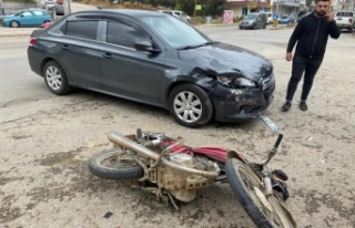 Antalya'da motosiklet ile otomobil kavşakta...