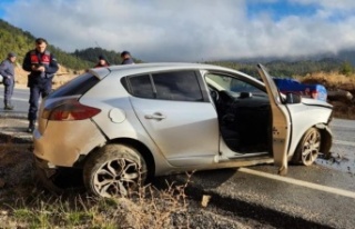 Antalya'da otomobil kayalıklara çarptı: 1...