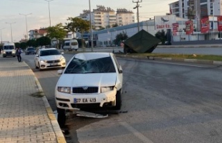 Antalya'da otomobil sulama deposuna çarptı:...