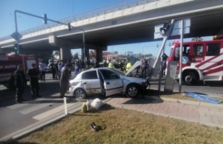 Antalya'da otomobil ve 2 motosikletin çarpıştığı...