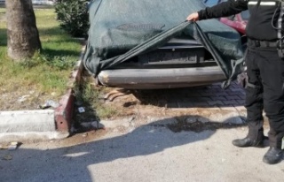 Antalya'da uygunsuz park eden ve hurda araçlar...