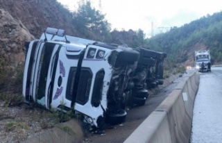 Gazipaşa'da bariyere çarpan tır şarampole...