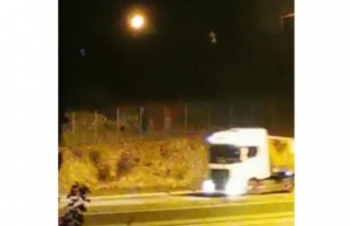 Çevre yolundaki araçlara taş atan şahıslar tehlikeye...