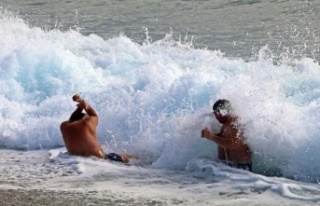 Dev dalgalara kafa tuttular, her defasında kıyıya...