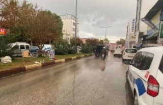 Dilendirilirken kaldırımda ayağı takılıp düşen...