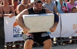 Dünyanın en güçlü adamlarının 130 kiloluk mermer...