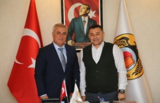 Erdem tebrikleri kabul ediyor