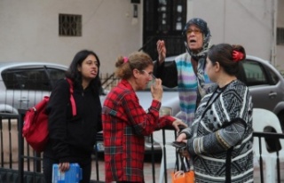 Evini yaktı, mahalleliyi sokağa döktü