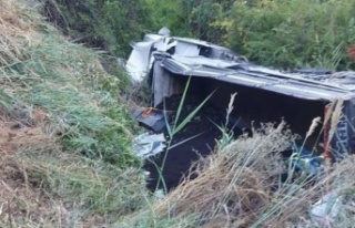 Gazipaşa'da sera gübresi yüklü tır şarampole...