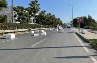 Gazipaşa’da yola savrulan strafor köpük kutuları...