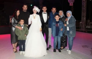 Görkemli düğün ile dünya evine girdiler