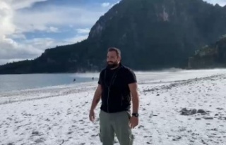 Güneşlenip denize giren tatilcilere dolu sürprizi