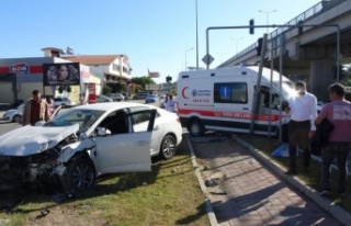 Hasta almaya giden ambulans otomobille çarpıştı:...