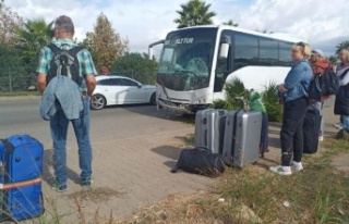 Havalimanına turistleri taşıyan midibüs karşı...