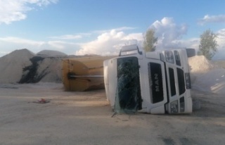 Hazır beton şantiyesinde kum boşaltan kamyon devrildi