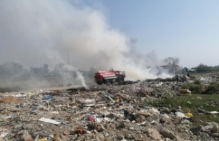 Hurda malzeme yangınından çıkan siyah dumanlar...