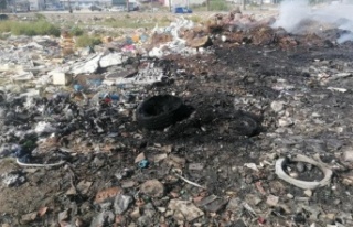 Hurda malzeme yangınından çıkan siyah dumanlar...