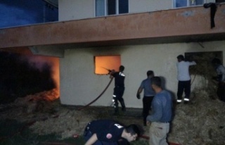 İtfaiye ekipleri samanlıktaki yangını binanın...