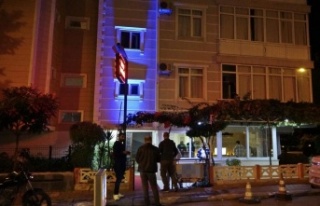 Kaldığı pansiyonun odasında sandalyede oturur...