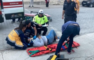 Kamyonetle çarpışan motosiklet sürücüsü ölümden...