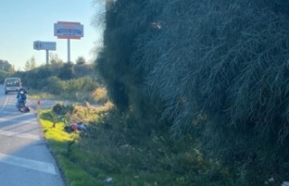 Kazada motosikletiyle şarampole yuvarlanan sürücüyü...