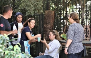 Kızartma yaparken çıkan yangını havlu ile söndürmek...