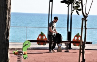 Manzaraya seyre daldı, unuttuğu çanta ekipleri...