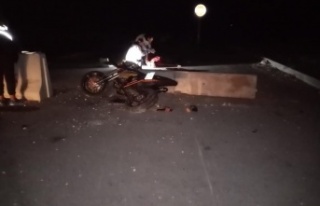 Motosikletiyle beton bariyerlere çarpan Rus hayatını...