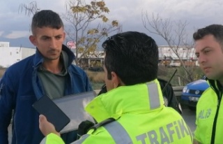 Otomobilinin camındaki filmle yakalandı, film gibi...