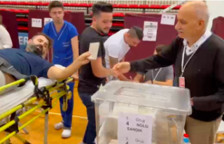 Oy kullanmak için ambulansla geldi