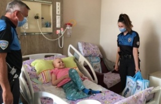 Polisler hastanede lösemi tedavisi gören çocuklarla...