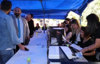 Şahin’den seçmenlere bilgi işlem merkezi ve danışmanlık...