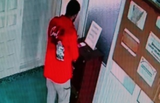 Sakız yapıştırdığı telle, cami kasasından...