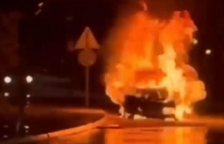 Seyir halindeki otomobil alev topuna döndü