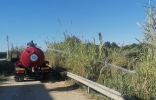 Tanker yangınına giden itfaiyeciler yanmakta olan...