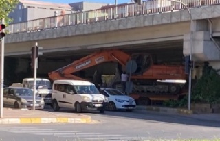 Tırın dorsesinde taşınan iş makinesi köprülü...