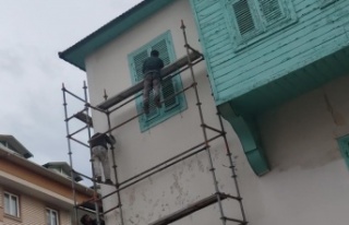 Alanya'da üç katlı eve iskele kuran iki işçi...