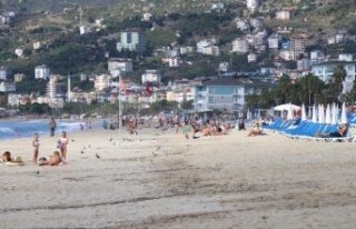 Yağışlı havaların ardından güneşi gören plaja...