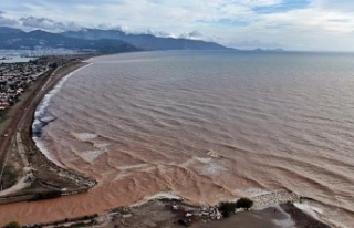 Akdeniz’le birleşen sel suları iki ilçenin kıyı...