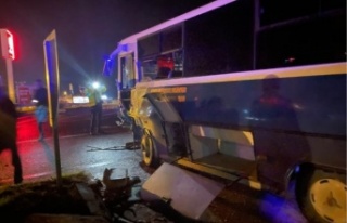 Alanya'da halk otobüsü kamyonetle çarpıştı:...