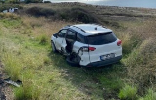 Alanya’da çarpışan otomobiller şarampole savruldu