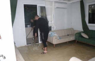 Alanya’da sağanak yağış sonrası evleri, iş...