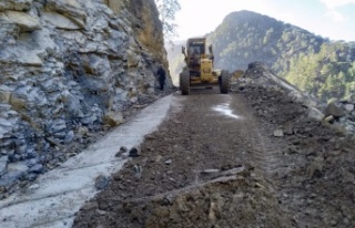 Alanya’da yağış nedeniyle  bozulan yollar onarılıyor